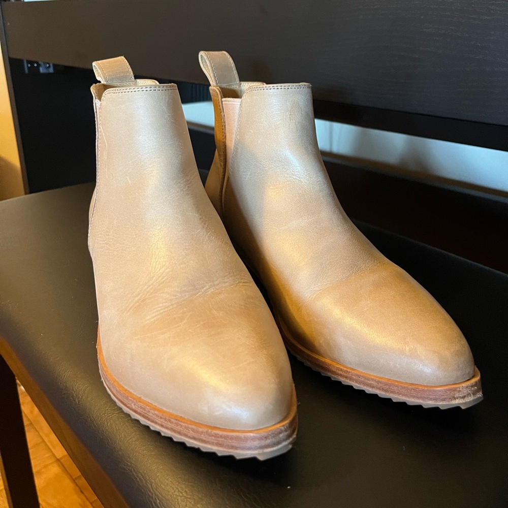 Nisolo Eva Chelsea boot in Almond, Size 7.